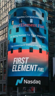 La reconnaissance de FirstElement Fuel comme l'une des 40 meilleures entreprises de technologie verte est clbre par le Nasdaq avec des affiches sur sa tour de New York.