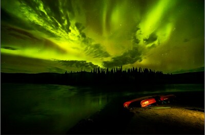 Lgende : Des aurores borales surplombant le confluent des rivires Peel et Snake dans le bassin hydrographique Peel. 
Photo : Tayu Hayward (Groupe CNW/Parcs Canada (HQ))