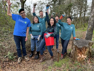 OnPoint Community Credit Union employees volunteering with The Nature Conservancy in Oregon.