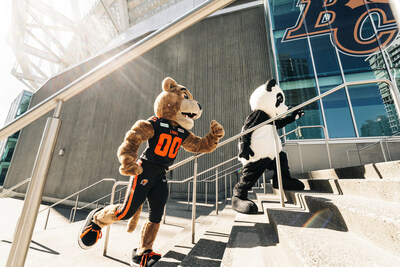 Leo may have had the home turf advantage, but panda is training for the first-ever WWF Climb for Nature at BC Place. (c) Garret Corson/WWF-Canada (CNW Group/World Wildlife Fund Canada)