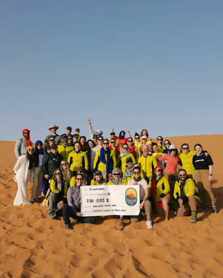 Les participants de l'Expédition Leucan au Maroc annoncent le montant de leur collecte, à la fin de l'ascension de la dune Erg Chebbi. (Groupe CNW/Leucan)