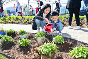 LG Unveils Bergen County's First Corporate Certified Pollinator Garden at its Life's Good Earth Day Community Fair