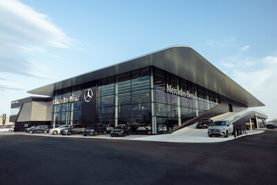 Located at 1631 The Queensway, Mercedes-Benz Toronto Queensway’s new state-of-the-art facility showcases Mercedes-Benz’s vision for the future of automotive retail. It is adjacent to the first AMG Brand Centre in North America. (CNW Group/Mercedes-Benz Canada Inc.)