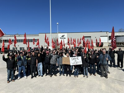 Unifor members rallied outside the Wescast plant in Wingham, Ontario (CNW Group/Unifor)