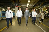 The Right Honourable Justin Trudeau, Prime Minister of Canada (centre) walks with Toshihiro Mibe, President and CEO of Honda Motor Co. (second from left)., at Honda of Canada Mfg., where the company announced a $15-billion investment to build a comprehensive electric vehicle value chain in Canada. (CNW Group/Honda Canada Inc.)