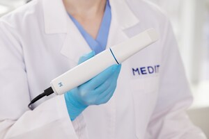 Medit lancia il rivoluzionario i900, un sistema di scansione intraorale destinato a ridefinire l'esperienza di scansione per le cliniche odontoiatriche di tutto il mondo