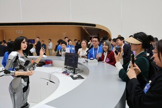 Les visiteurs interagissent avec un robot humanoïde à l’occasion de l’ouverture du forum Zhongguancun 2024 à Beijing, jeudi. [Photo de WANG ZHUANGFEI, CHINA DAILY] (PRNewsfoto/China Daily)