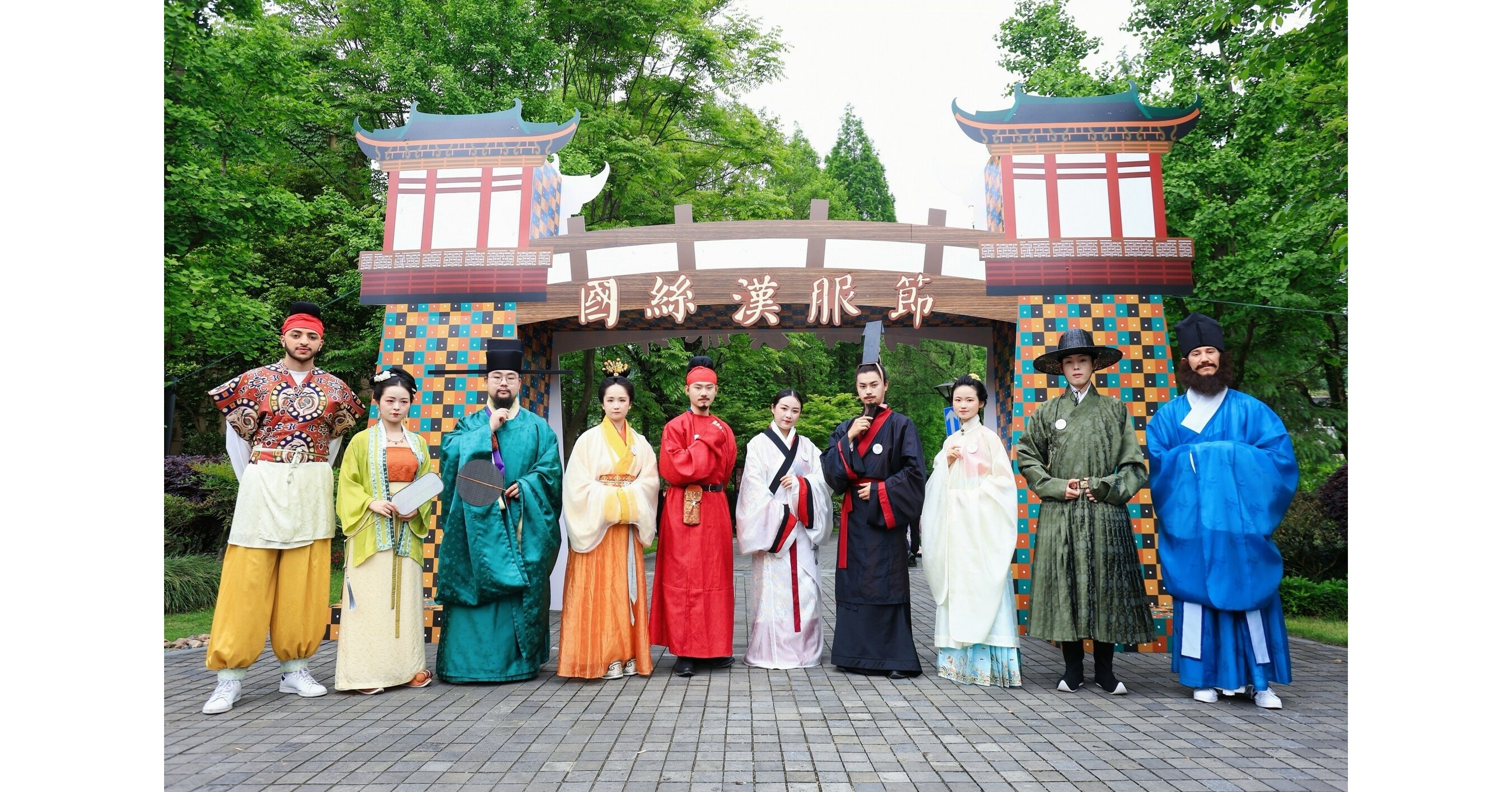 Seventh Annual Chinese Costume Festival Merges Hanfu Tradition with Contemporary Fashion