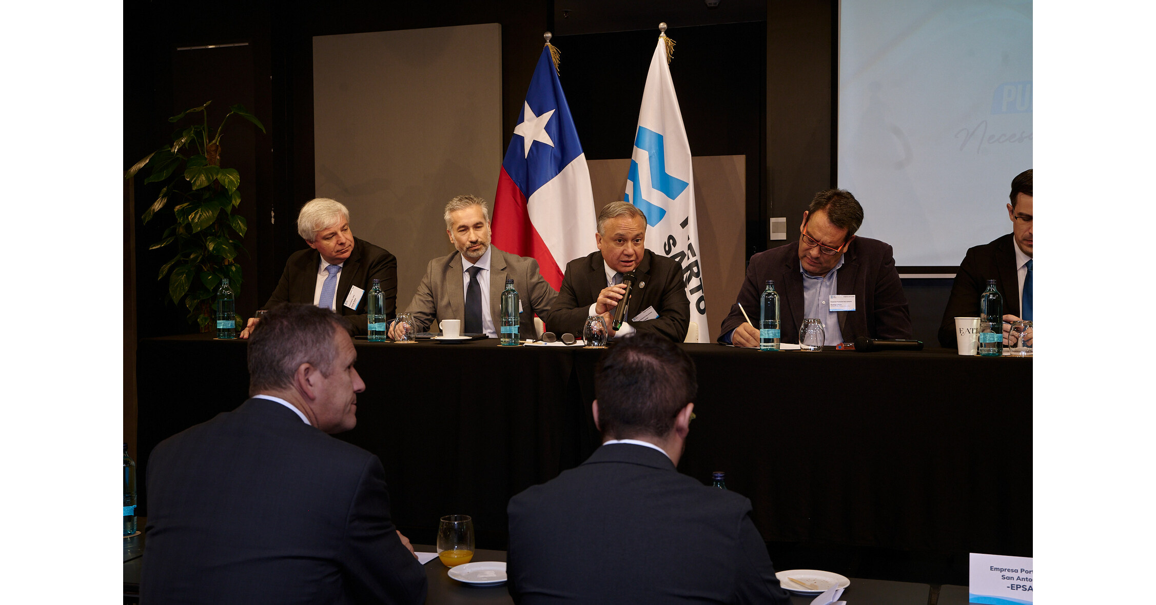 Puerto San Antonio et le minist&egrave;re des Transports et des T&eacute;l&eacute;communications du Chili ont tenu une r&eacute;union fructueuse &agrave; Madrid avec des entreprises souhaitant participer &agrave; la construction de Puerto Exterior