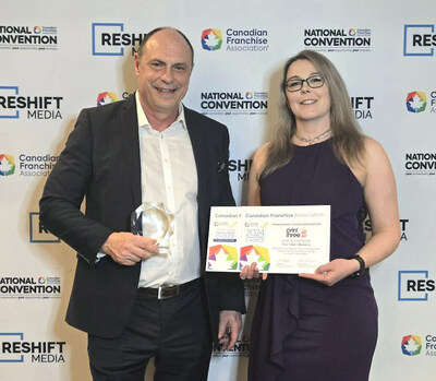 Andrew Hrywnak (L) and Suzanne Howie (R) accepting the awards for Franchisee's Choice Designation for the 11th year in a row. (CNW Group/Print Three Franchising Corp)