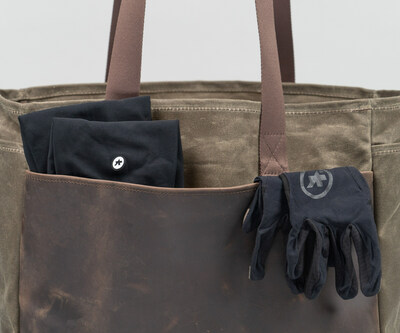Large rear leather open-topped pocket