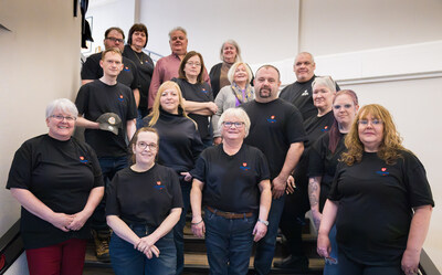 The Unifor Local 597 Dominion bargaining committee, with Unifor staff, including Atlantic Regional Director Jennifer Murray (centre). (CNW Group/Unifor)