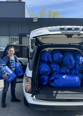 Vancouver teen Zac Weinberg delivers ZacPacs to an outreach partner serving the city's unhoused.  Photo credit:  M. Weinberg. (CNW Group/Weinberg Foundation Inc.)