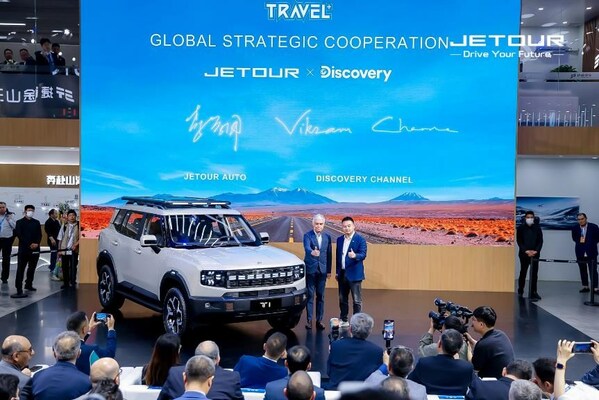 Vikram Channa, vicepresidente de Warner Bros. Discovery (izquierda), y Li Xueyong, presidente de JETOUR Auto (derecha), firmaron una colaboración estratégica en el Salón del Automóvil de Beijing.