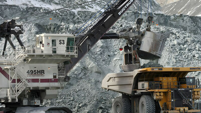 A large industrial digger loading a truck with rocks. (CNW Group/Unifor)