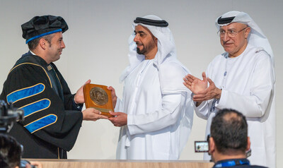José Luis Mendoza gives Saif bin Zayed Al Nahyan a metope with the UCAM shield in the presence of Abdulsalam AlMadani