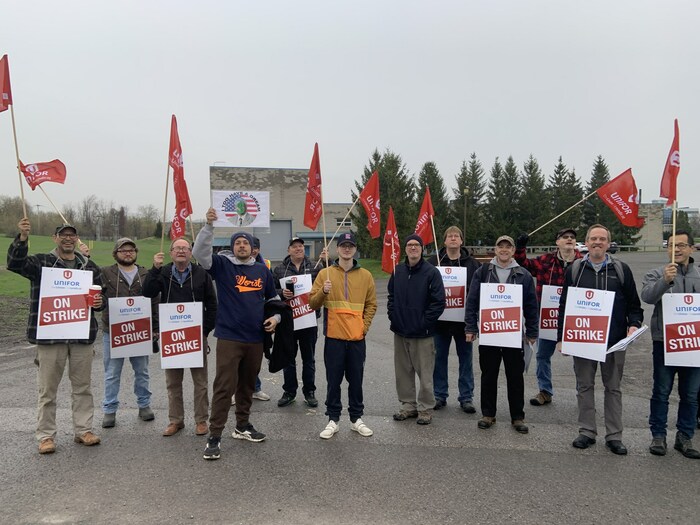 Members of Unifor Local 1541 who work at Best Theratronics went on strike this morning. (CNW Group/Unifor)
