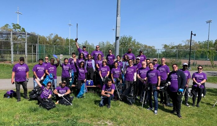 Des membres de l'équipe TELUS se rassemblent pour nettoyer le Parc Arthur-Therrien à Montréal. (Groupe CNW/TELUS Communications Inc.)