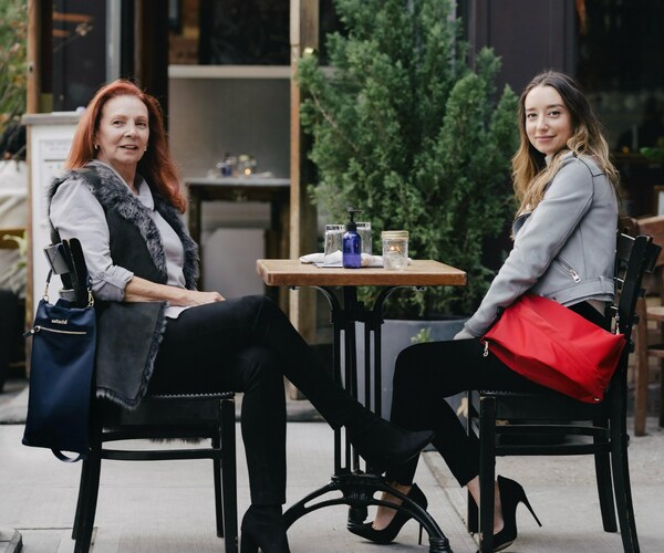 The ٳٲé Classic Bag, in Navy and Rouge