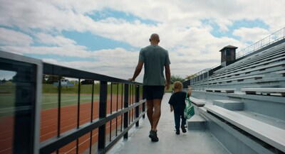 Team Sobeys athlete Damian Warner and his son in the “Feed the Dream” TV spot (CNW Group/Empire Company Limited)