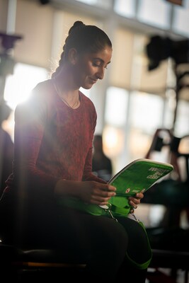 Melissa Humana-Paredes, athlète de l'équipe Sobeys, avec une boîte à lunch « Nourrir le rêve », un symbole de soutien inspiré des moments de l'enfance où l'on trouvait des mots d'encouragement dans une boîte à lunch. (Groupe CNW/Empire Company Limited)