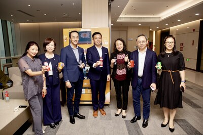 Dr Koh Poh Koon, Singapore’s Senior Minister of State for Manpower, and Sustainability and the Environment (3rd from left), Mr Alvin Tan, Minister of State for Trade and Industry and Ministry of Culture, Community and Youth (4th from left), Ms Sun Nianbei, GM of CCB Singapore (3rd from right), Mr Ho Chee Hin, CEO of Business China (2nd from right) and ALP students and alumni with the goods purchased from CCB’s eCNY vending machine.