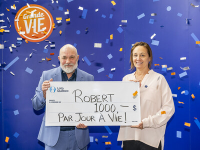 Le gagnant est accompagn d'Isabelle Jean, vice-prsidente excutive et chef de l'exploitation des loteries  Loto-Qubec. (Groupe CNW/Loto-Qubec)