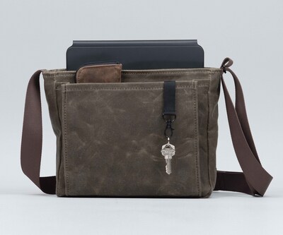 Front pleated pocket includes key fob; main compartment includes padded tablet/laptop pocket