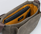 Tablet/laptop pocket lined with fleece and a protective neoprene bottom strip