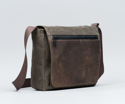 Compact in tan waxed canvas and chocolate full-grain leather