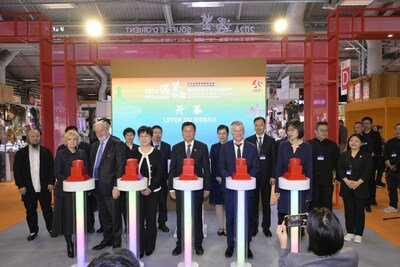 Chinese and foreign guests inaugurate the "Souffle d'Orient" exhibition at the Foire de Paris 2024 on May 1. [Photo / CICG]
