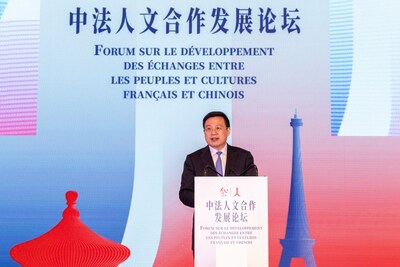 Fu Hua, presidente de la agencia de noticias Xinhua, asiste al foro sobre el desarrollo de intercambios culturales y de pueblo a pueblo, entre China y Francia, y pronuncia un discurso en París, Francia, el 4 de mayo de 2024. (Meng Dingbo) (PRNewsfoto/xinhuanet)