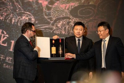Fabrice Sommier, president of French Sommelier Union (L), Wang Lei, director of News & Information Center of Xinhua (M), and Gong Haitao, executive deputy director of Publicity Department of CPC Yantai Municipal Committee (R), attended the event.