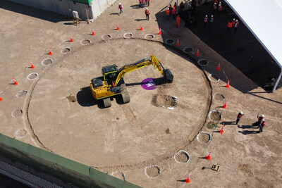 Uma escavadeira da XCMG Machinery está em uso na cerimônia de inauguração do canteiro de obras do projeto de extensão da Linha 6 do Metrô de Santiago, no Chile, entre mais de 10 unidades de equipamentos de terraplenagem da empresa, incluindo carregadeiras e retroescavadeiras. (PRNewsfoto/XCMG Machinery)