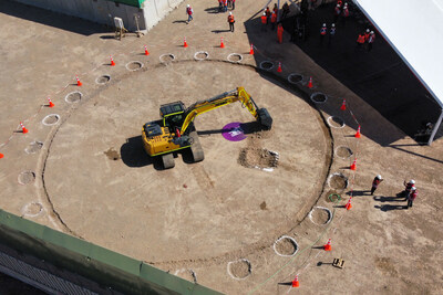 Una excavadora de XCMG Machinery en uso durante la ceremonia de colocación de la piedra fundacional del proyecto de extensión de la Línea 6 del Metro de Santiago de Chile, entre más de 10 unidades de equipos de movimiento de tierra de la empresa, incluyendo cargadoras y retroexcavadoras. (PRNewsfoto/XCMG Machinery)