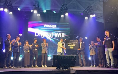 William Bohn, CEO of Digital Will Inc, being presented with the Winner's Award by Shri Dodani, Founding Partner of Global Hands-On VC, alongside the other judges, Chiamin Lai, Managing Partner at UB Ventures and Akihiko Okamoto, Partner at Headline Asia, and the other finalists.