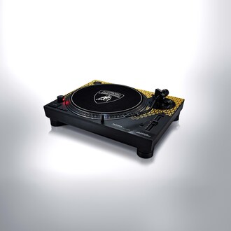 Technics announces the launch of the SL-1200M7B, a model born from a collaboration with Lamborghini. The SL-1200M7B is a special-edition model based on the SL-1200MK7/SL-1210MK7 DJ models from the SL-1200 turntable series, of which more than 3.5 million units have been sold to date.