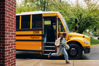 Un bus scolaire de Highland Electric transportant des élèves. (Groupe CNW/Canada Infrastructure Bank)