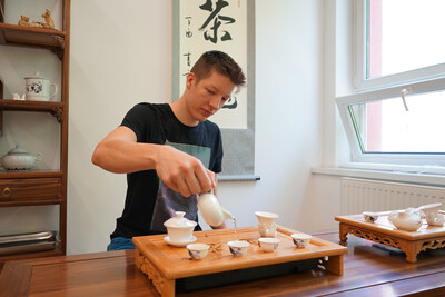 Tenth-grade student Erdos Artúr of the Hungarian-Chinese bilingual school in Budapest, Hungary has a Chinese tea culture class. (Photo by Yi Lin)