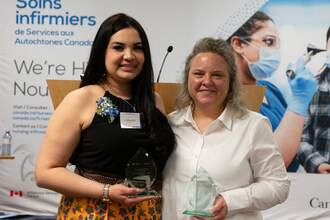 Deux des lauréats de cette année, Lindsay Iron et Anke Krug, reçoivent le Prix d'excellence en soins infirmiers. 

Photo: Services Autochtones Canada (Groupe CNW/Services aux Autochtones Canada)