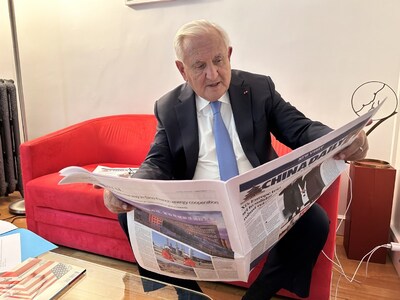 Former French prime minister Jean-Pierre Raffarin reads China Daily in an exclusive interview with the newspaper in Paris, France on Monday. [Wang Mingjie / China Daily]