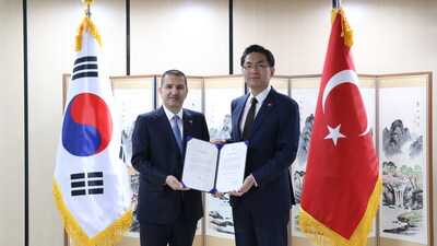 Sivas Honorary Consul of the Republic of Korea Erdem Erkul (on the left), Ambassador of the Republic of Korea to Türkiye Yeondoo Jeong (on the right)