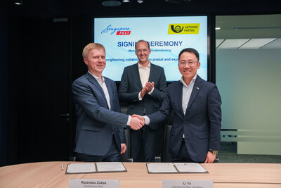 MOU signing ceremony between SingPost and Lithuania Post CEO of Lithuania Post Rolandas Zukas shaking hands with SingPost CEO International Li Yu. Lithuanian Minister of Transport and Communications Marius Skuodis presided over the event.
