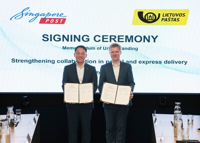 From left to right: SingPost’s CEO International Li Yu and CEO of Lithuania Post Rolandas
Zukas signed an MOU to strengthen collaboration in postal and express delivery.