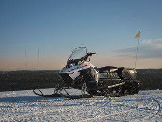 Une motoneige électrique Nomad de Taiga dans une station de ski SkiStar (Groupe CNW/Taiga Motors Corporation)