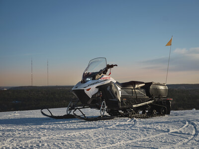 A Taiga Nomad electric snowmobile at a SkiStar resort in Sweden (CNW Group/Taiga Motors Corporation)
