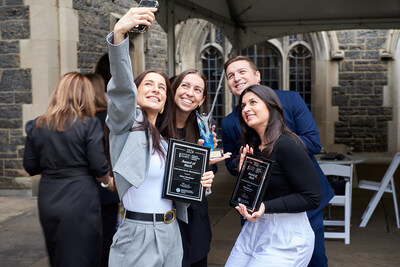 Ovation Awards winners taking a selfie (CNW Group/IABC/Toronto)