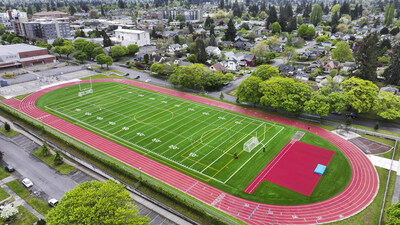 Mason Middle School in Tacoma Public Schools has the same Matrix Helix® synthetic turf installed by Hellas that can be found at multiple NFL practice and game day facilities. The Elia Renufill® organic infill keeps field conditions cooler for the student-athletes plus the soteria® shock pads by SafePlay LLC allow for better drainage and a safer field.