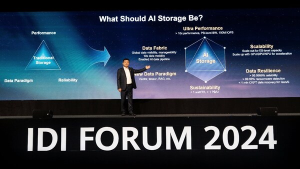 Dr. Peter Zhou, Vice President of Huawei and President of Huawei Data Storage Product Line, delivering a speech