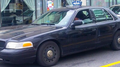 A dark coloured Ottawa taxi. (CNW Group/Unifor)